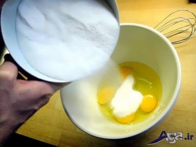 مخلوط کردن شکر و تخم مرغ 