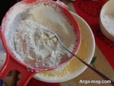 الک کردن آرد در مایع کیک 