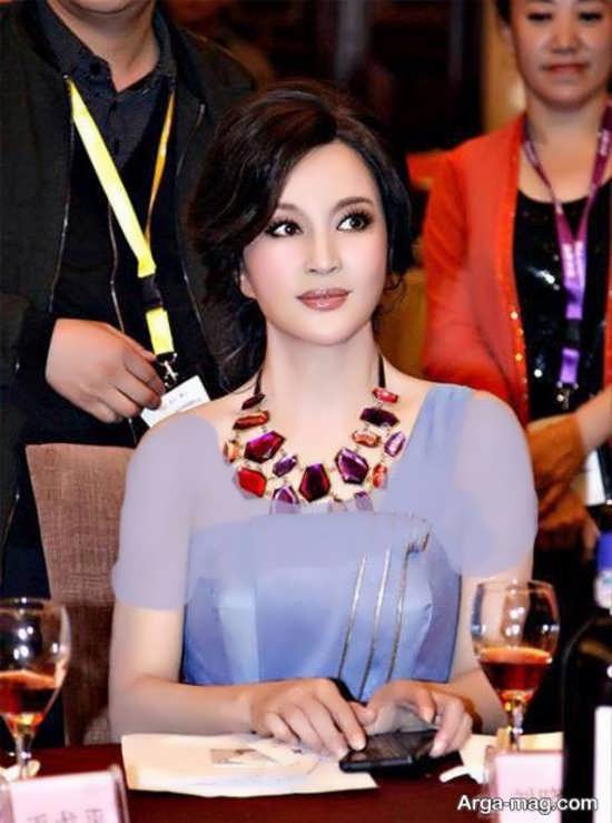 بازیگر زن چینی 61 ساله با چهره ای جوان